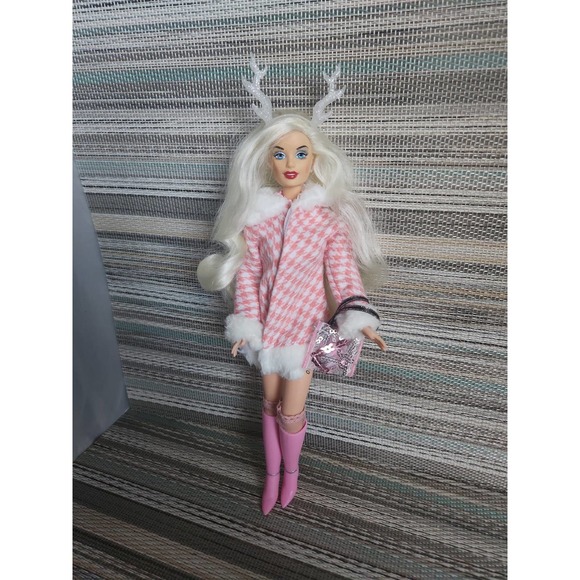 Vintage hamilton candi doll dressed in Winter Holiday outfit - Picture 3 of 7